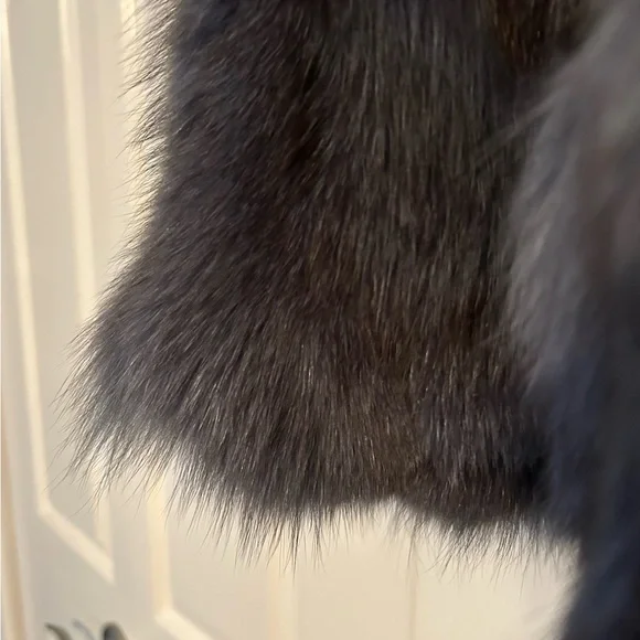Stunning Iron Blue-Grey Fur Coat – Luxurious Statement Piece - Picture 5 of 12